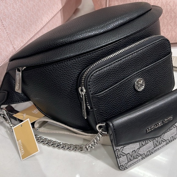 MICHAEL KORS
Maisie Large Pebbled Leather 2-in-1 Sling Pack
Black 
NWT - Picture 4 of 16